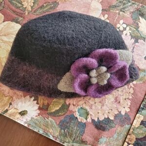 Women's Wool Hat With Floral Detail